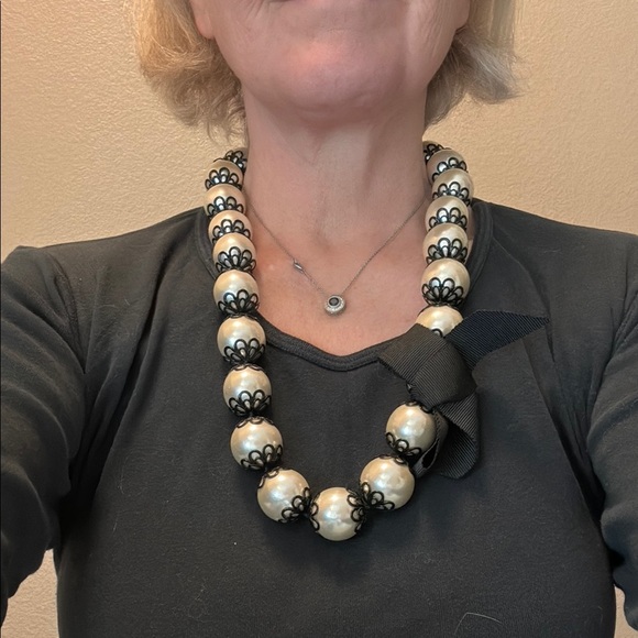 Kate Spade Large Pearl Beaded Necklace with black bow - Picture 7 of 9